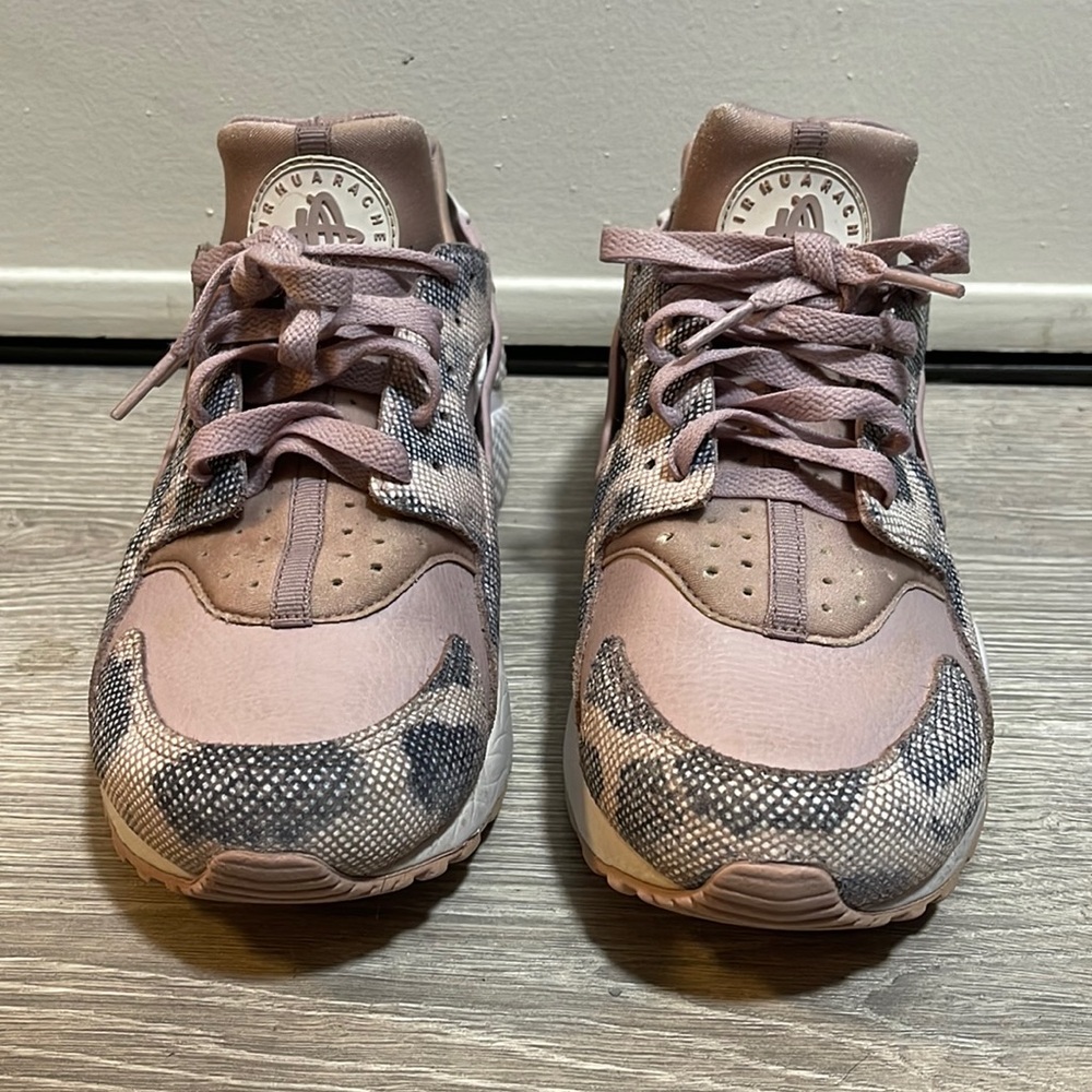 Nike Air Huarache, in a violet pink color. Size 8.5 very comfortable!